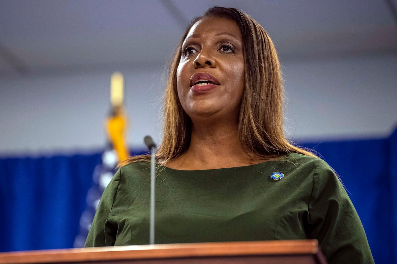 La fiscal general de Nueva York, Letitia James, habla durante una conferencia de prensa, el 21 de septiembre de 2022, en Nueva York.