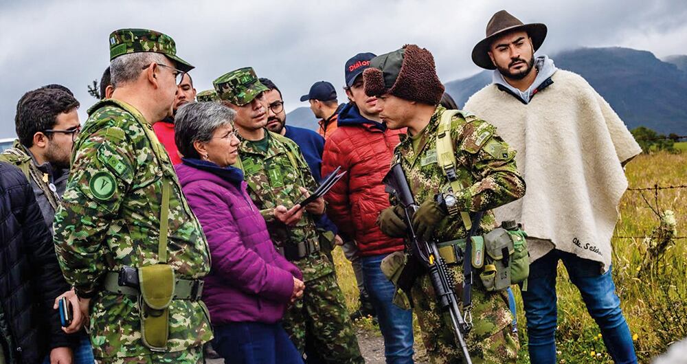   Ante la alerta de la refundación del frente 53 de las Farc, la alcaldesa Claudia López estuvo en el Sumapaz con el comandante de la Brigada 13 del Ejército Nacional, general Rodolfo Morales, y acordaron aumentar los puestos de control en lugares estratégicos de la localidad. 