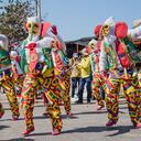 Colombianos desfilan y bailan durante el desfile de la 'Batalla de las Flores' en Barranquilla, Colombia, durante el Carnaval de Barranquilla, el 18 de febrero de 2023. (Foto de: Roxana Charris/Long Visual Press/Universal Images Group vía Getty Images)