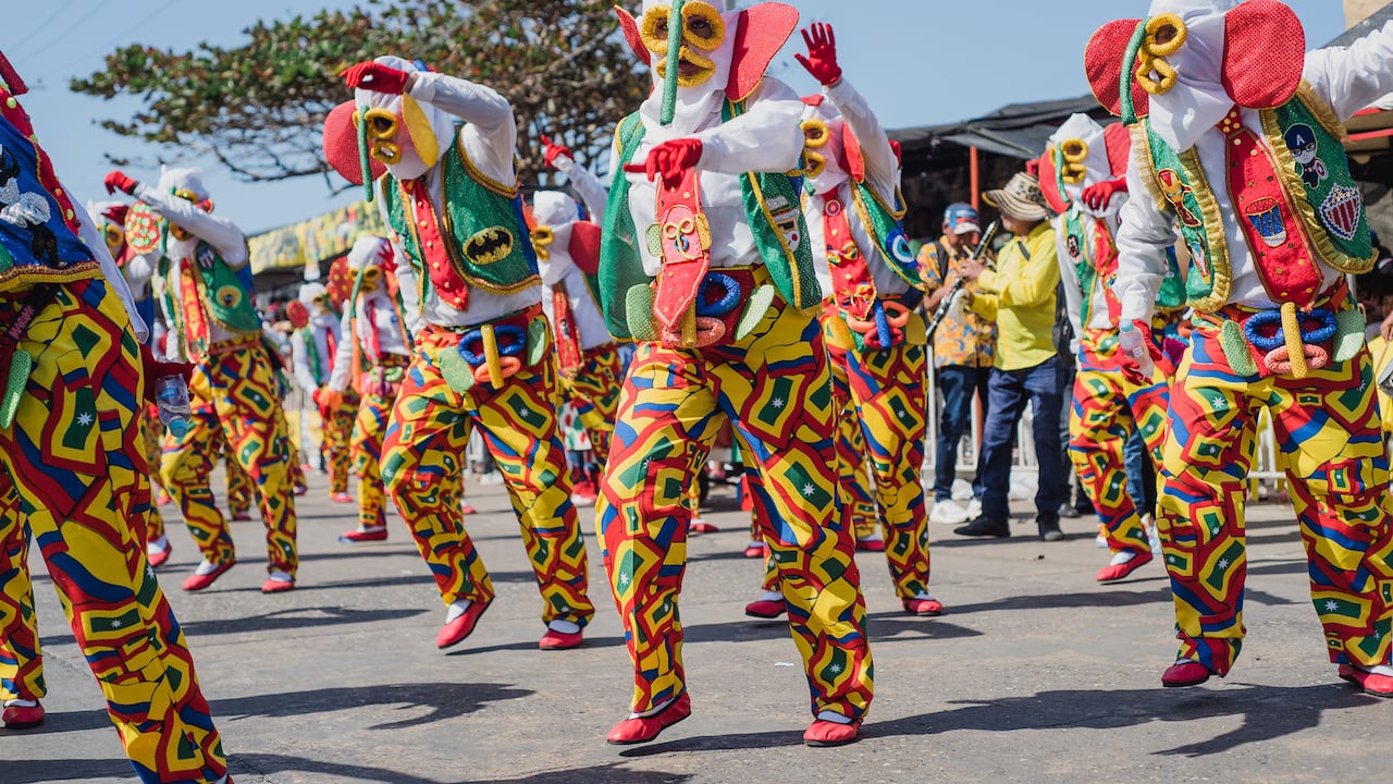 Colombianos desfilan y bailan durante el desfile de la 'Batalla de las Flores' en Barranquilla, Colombia, durante el Carnaval de Barranquilla, el 18 de febrero de 2023.
