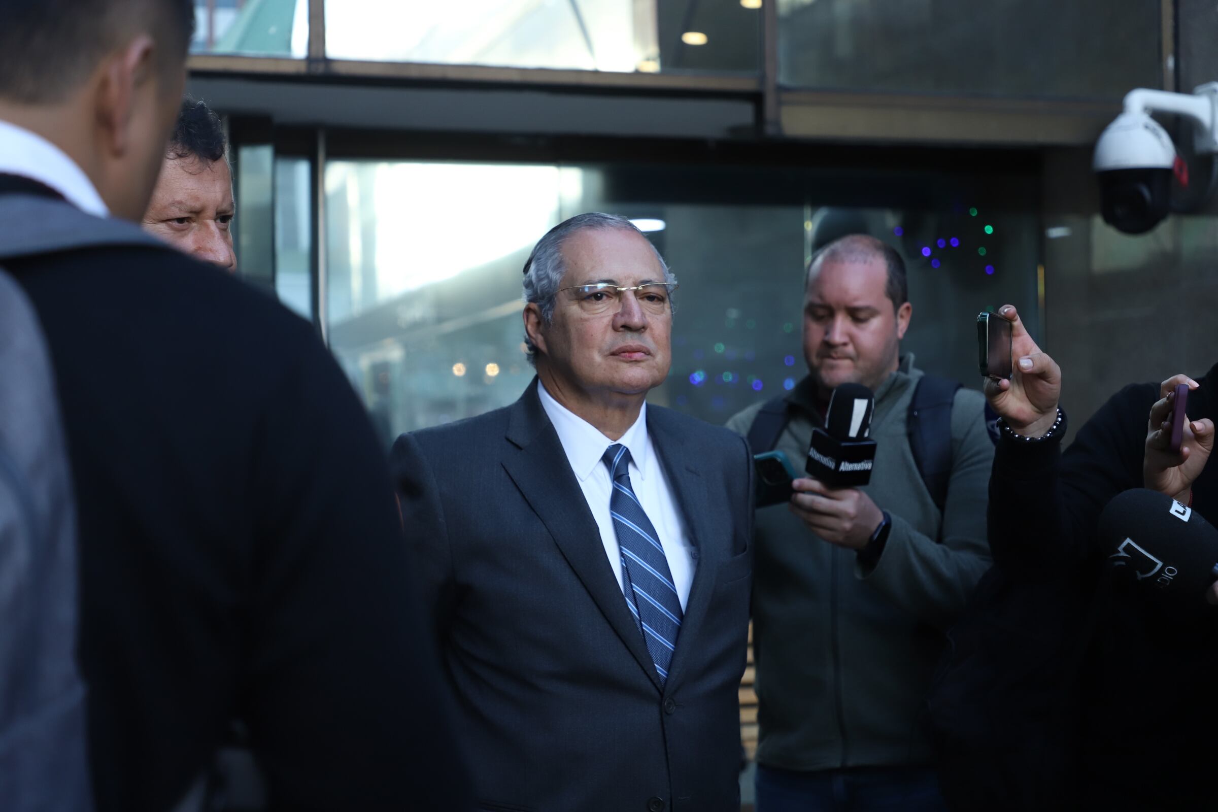 Iván Name en compañía del abogado Jaime Lombana, saliendo de la audiencia en la Corte