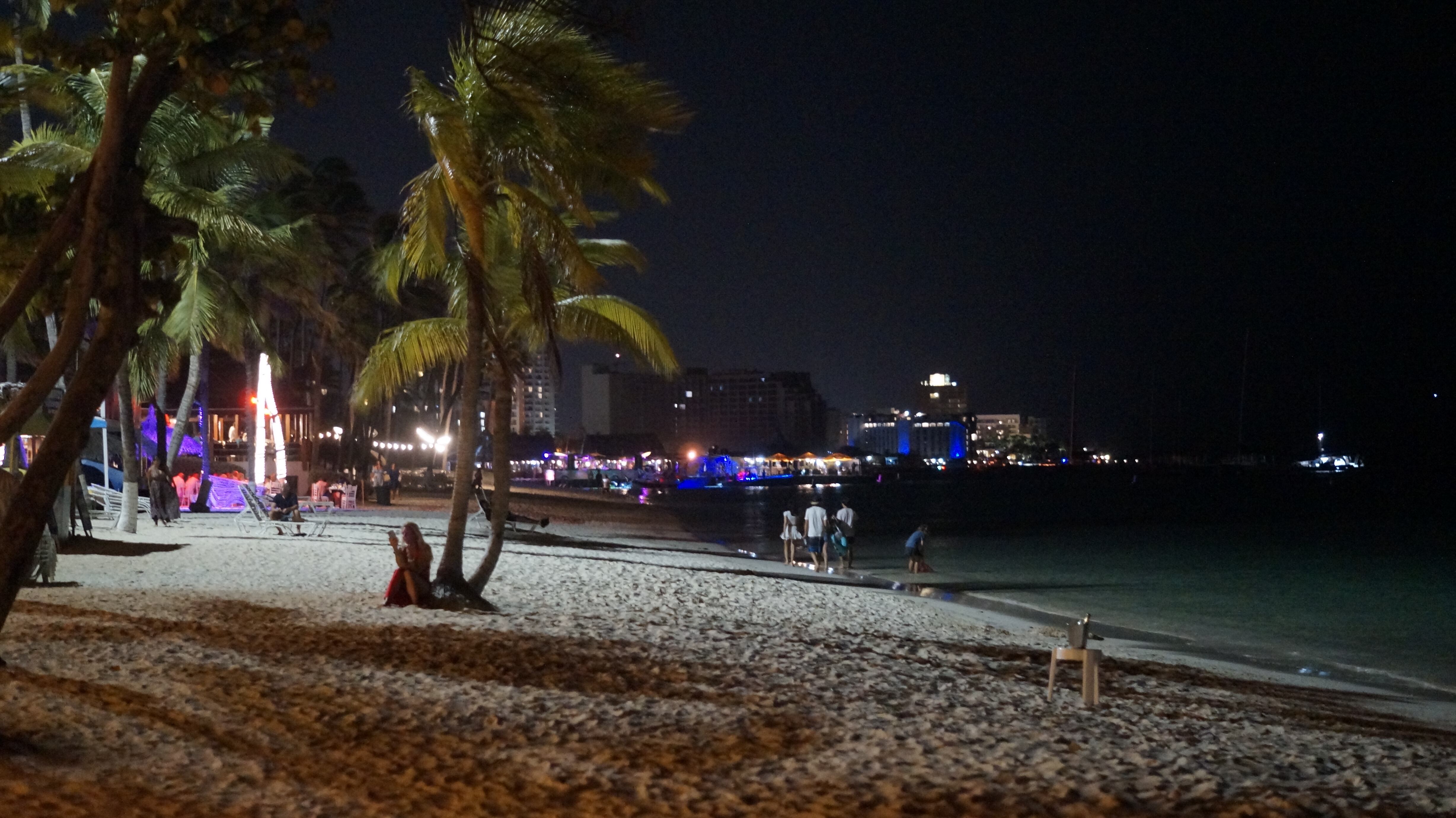 Vista desde las playas del Holiday Inn en Aruba, por la línea de playa se encuentran restaurantes y discotecas, el resort facilita comodidades como toallas, sillas y lavapies, las playas están abiertas las 24 horas.