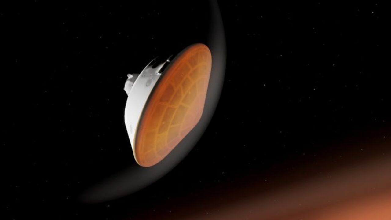 La temperatura en la superficie externa del escudo térmico puede alcanzar cerca de 1.300 grados centígrados. BBC - NASA