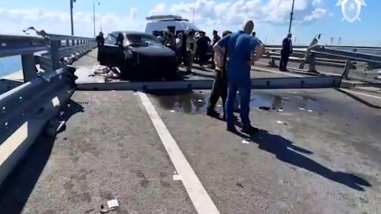 En esta foto del folleto tomada de un video publicado por el Comité de Investigación de Rusia el lunes 17 de julio de 2023, los investigadores trabajan en un enlace automovilístico del puente de Crimea que conecta la parte continental de Rusia y la península de Crimea sobre el estrecho de Kerch