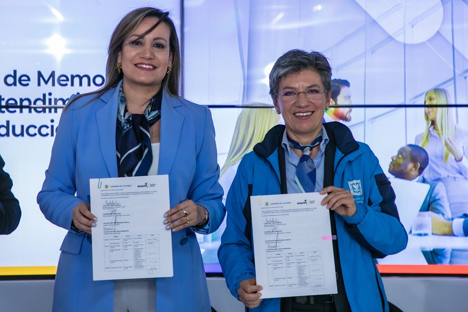 Ministra de Salud, Carolina Corcho, y la alcaldesa de Bogotá, Claudia López, en la firma del memorando de entendimiento.