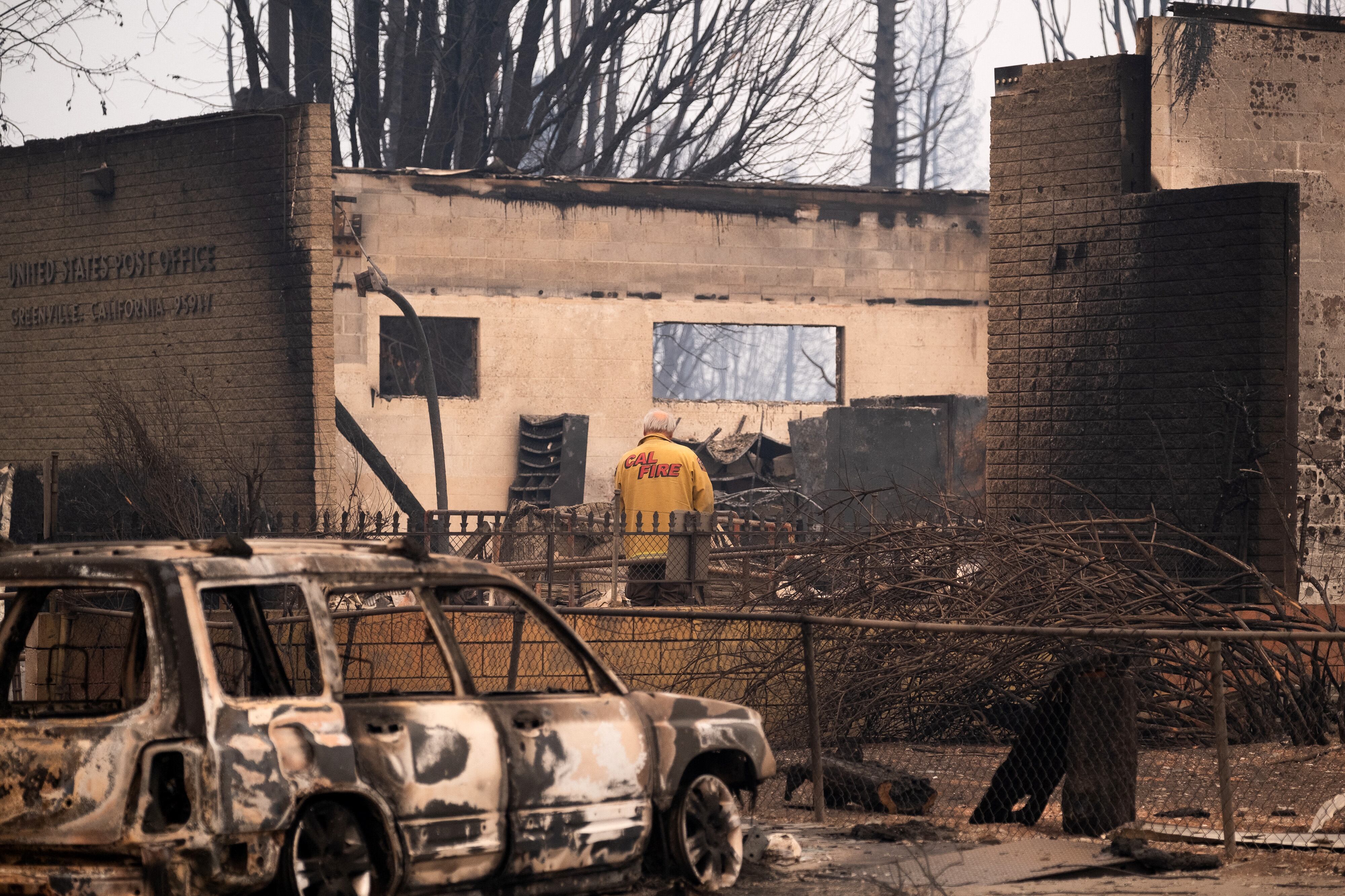 Bomberos de California en oficina de correos