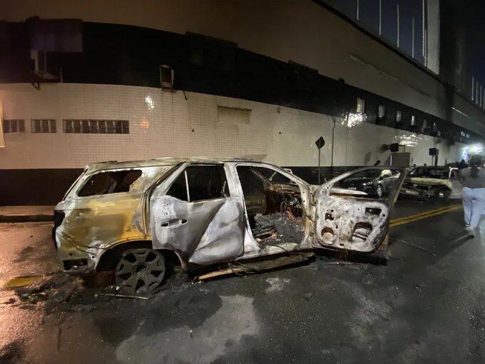 Al final del cotejo hinchas lanzaron diversos objetos al campo y hubo desórdenes a las afueras del estadio, con coches y buses incendiados, según imágenes transmitidas por medios locales.