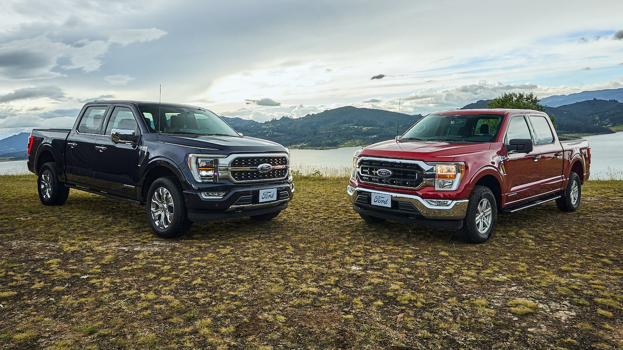 El portafolio de la F-150 en el país lo componen cuatro versiones: F-150 XLT híbrida, F-150 Platinum híbrida, F-150 Lariat Sport gasolina y F-150 Raptor gasolina.