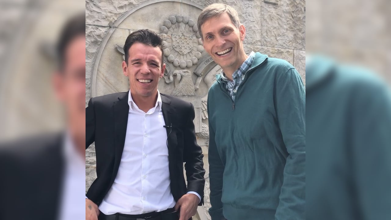 Rigo le dijo el significado de "berraco" a James, de la embajada. Foto: Instagram @usembassybogota.