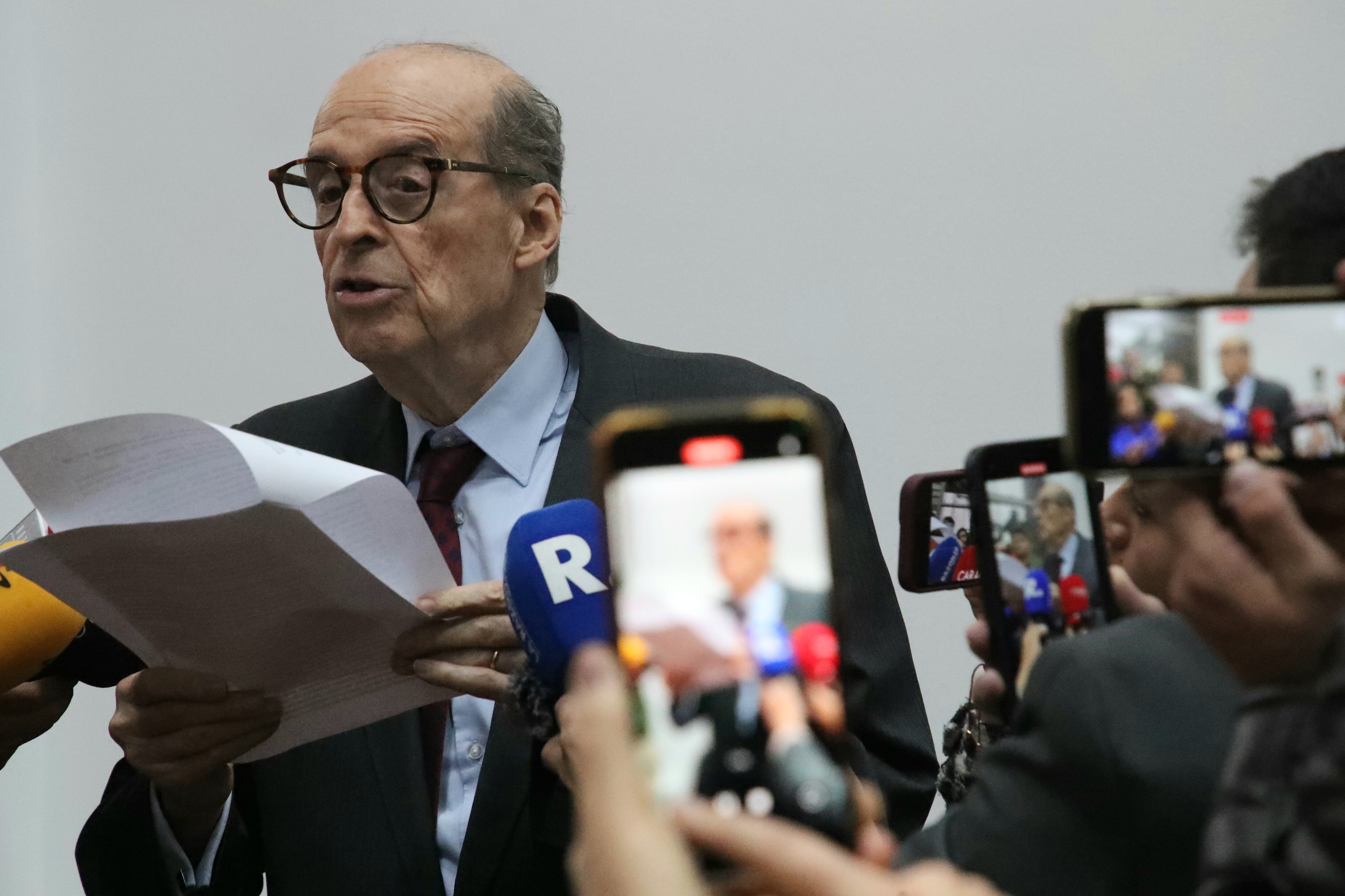 Excanciler Álvaro Leyva en rueda de prensa en la Procuraduría General de la Nación