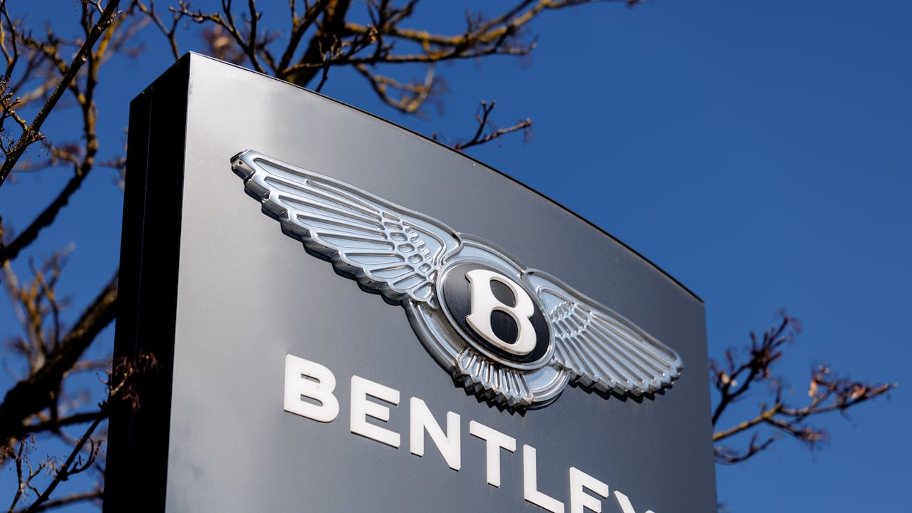 Jefe de Bentley sacude la industria por su postura frene a los carros eléctricos: “Un debate demasiado ideológico”