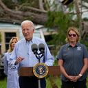 El presidente Joe Biden pronuncia un mensaje frente a una casa semidestruida por la caída de un árbol en Live Oak, Florida, el sábado 2 de septiembre de 2023, después de los estragos causados por el huracán Idalia. Atrás de Biden, su esposa Jill Biden. (AP Foto/Julio Cortez)