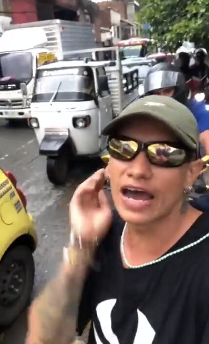 El sujeto le pide de forma amable a los motociclistas que no invadan la ciclorruta