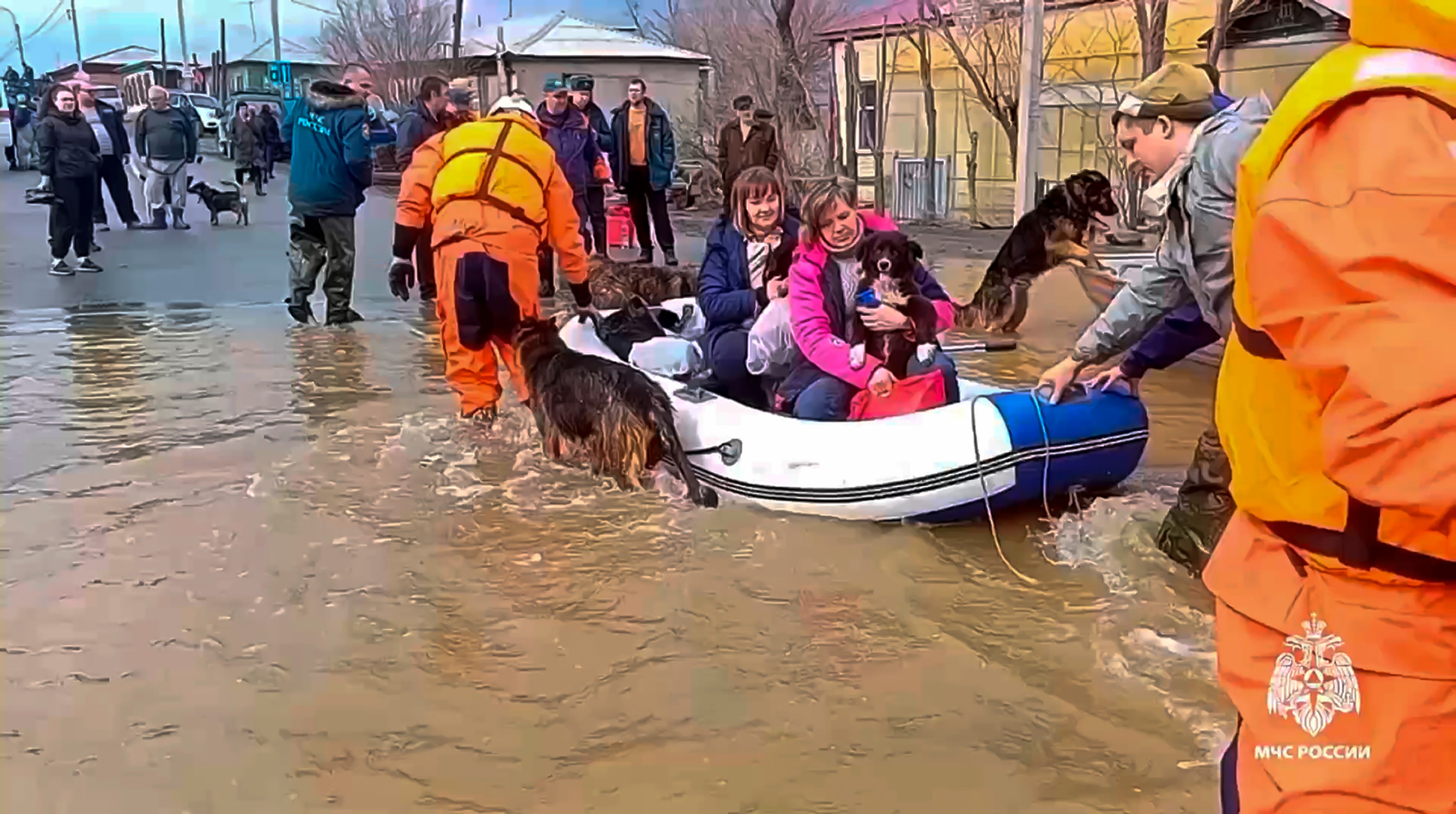 Trabajadores de emergencias evacúan a residentes locales y sus mascotas después de que parte de una represa se rompiera y provocara inundaciones, en Orsk, Rusia. (Servicio de prensa del Ministerio de Emergencias  via AP)