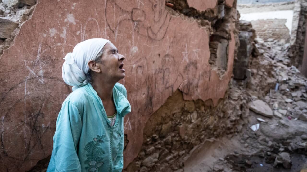 Una mujer reacciona frente a su casa dañada por el terremoto en la ciudad vieja de Marrakech el 9 de septiembre de 2023.