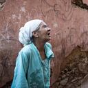 Una mujer reacciona frente a su casa dañada por el terremoto en la ciudad vieja de Marrakech el 9 de septiembre de 2023.
