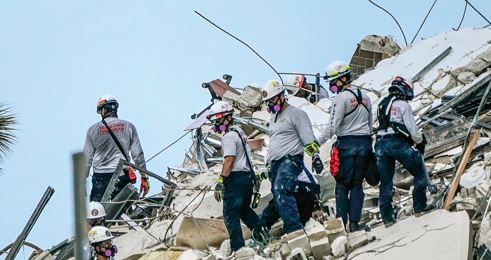 Los rescatistas alcanzaron a sacar a 35 personas con vida de sus balcones y bajo los escombros, entre ellos a dos menores.