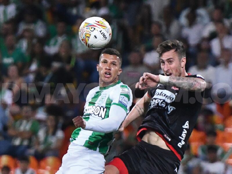 Jose Manuel Aja rechazando un balón en defensa