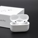 Los nuevos AirPods tendrían cámaras y usarían IA para identificar lo que rodea al usuario.