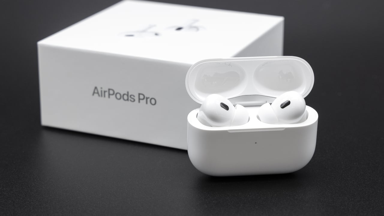 Los nuevos AirPods tendrían cámaras y usarían IA para identificar lo que rodea al usuario.