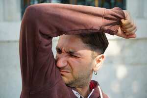 La glucosa alta puede generar sudoración excesiva.