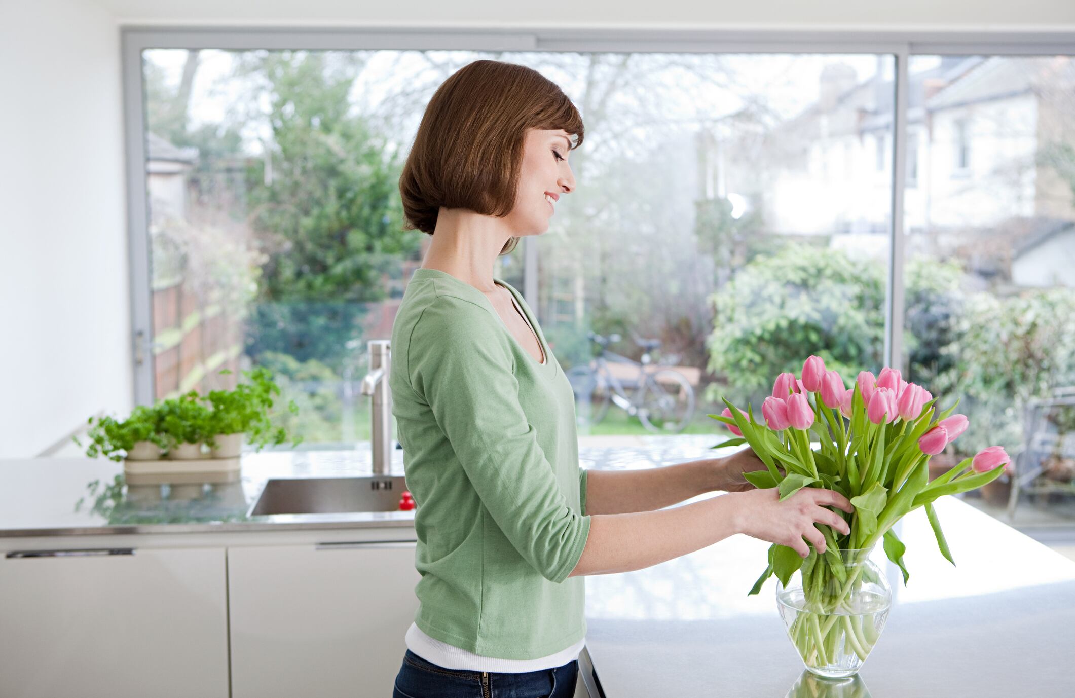 Explore la pureza y la perfección que los tulipanes blancos representan en un ramo inmaculado.
