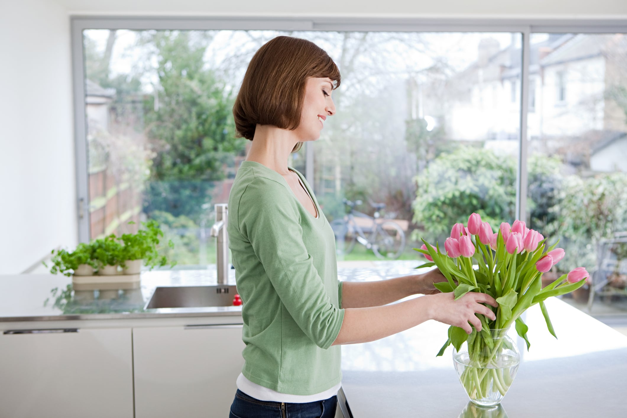 Explore la pureza y la perfección que los tulipanes blancos representan en un ramo inmaculado.