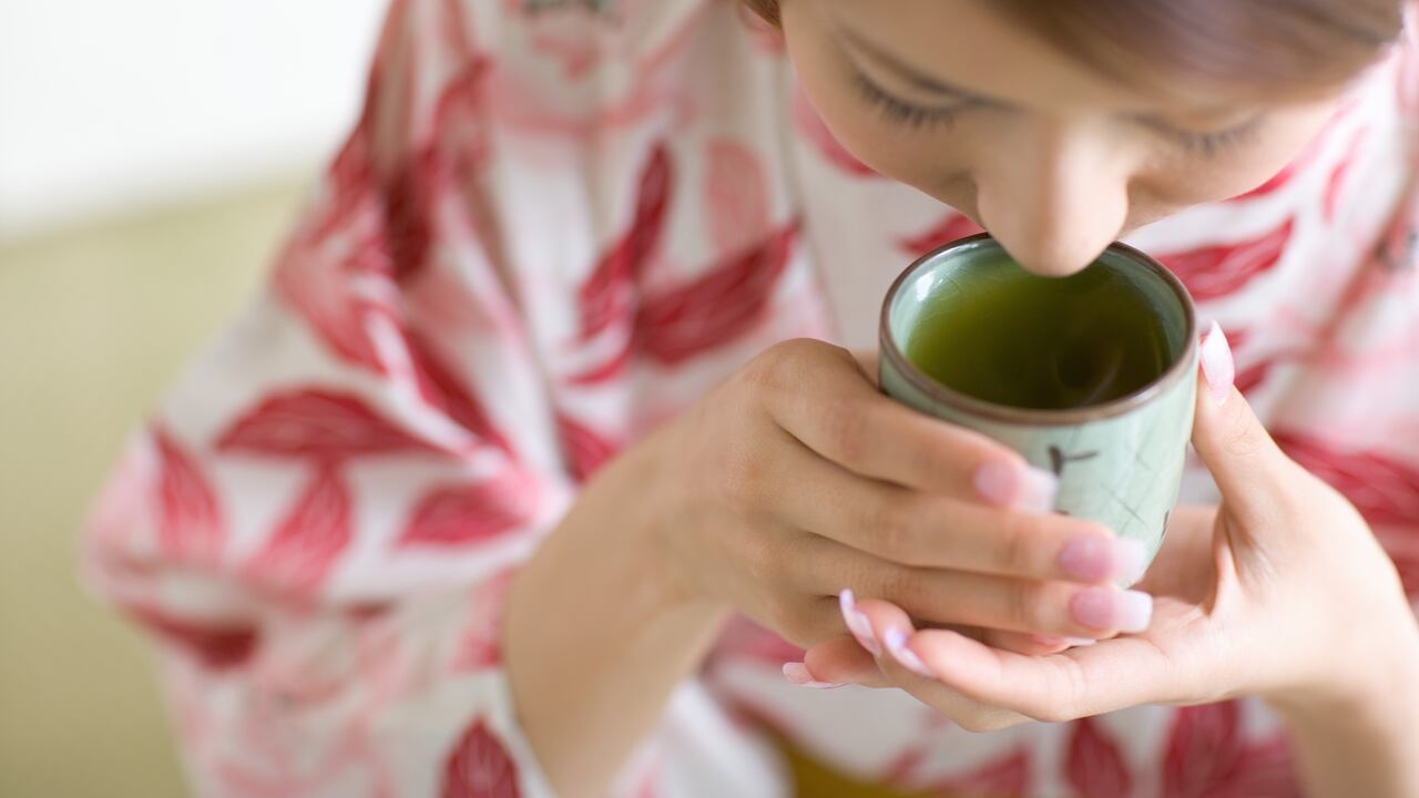 Algunas bebidas no deberían mezclarse con la toma de medicamentos.