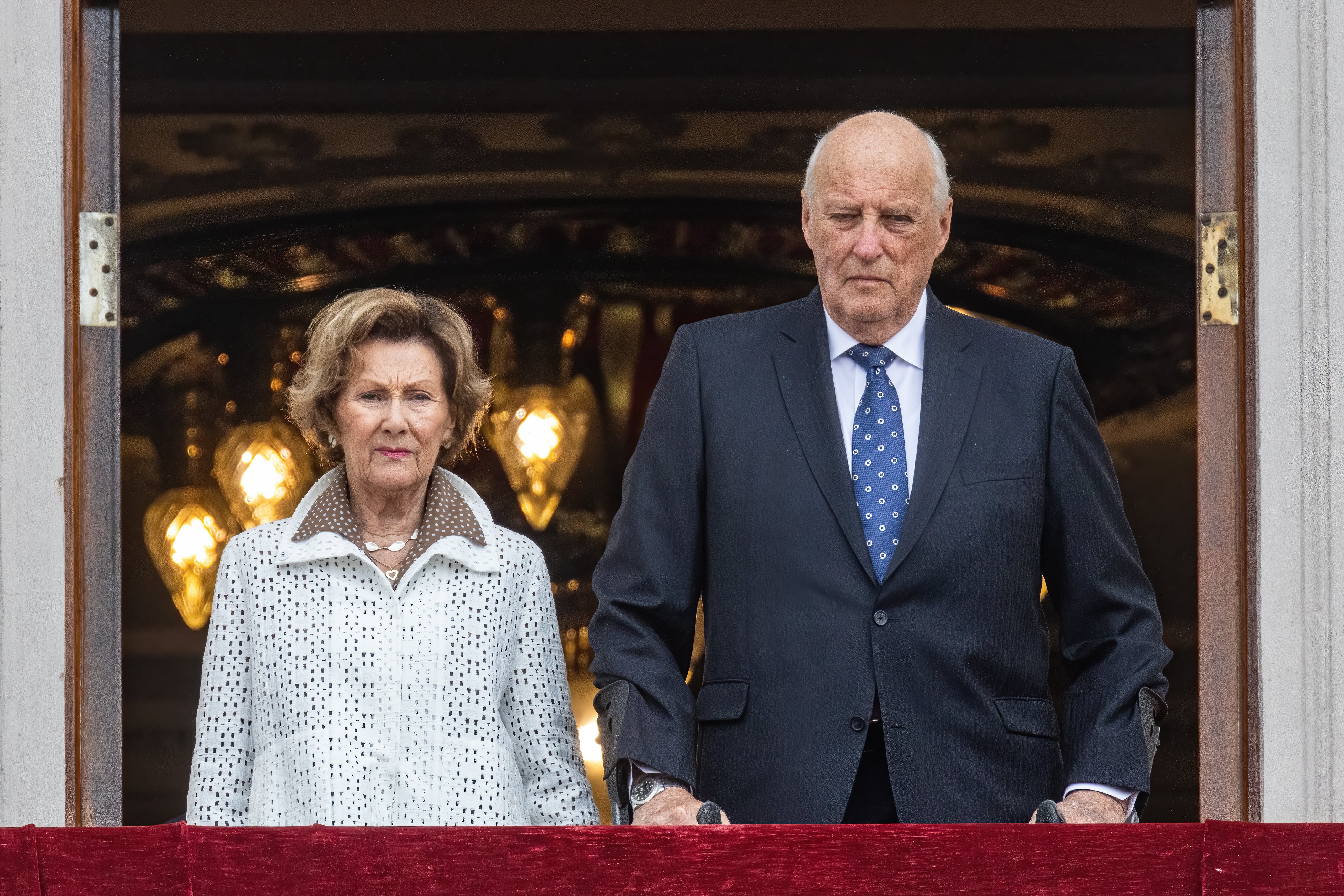 Su Majestad el Rey Harald de Noruega y Su Majestad la Reina Sonja de Noruega asisten a un desfile militar en el Castillo Real el 20 de junio de 2023 en Oslo, Noruega.