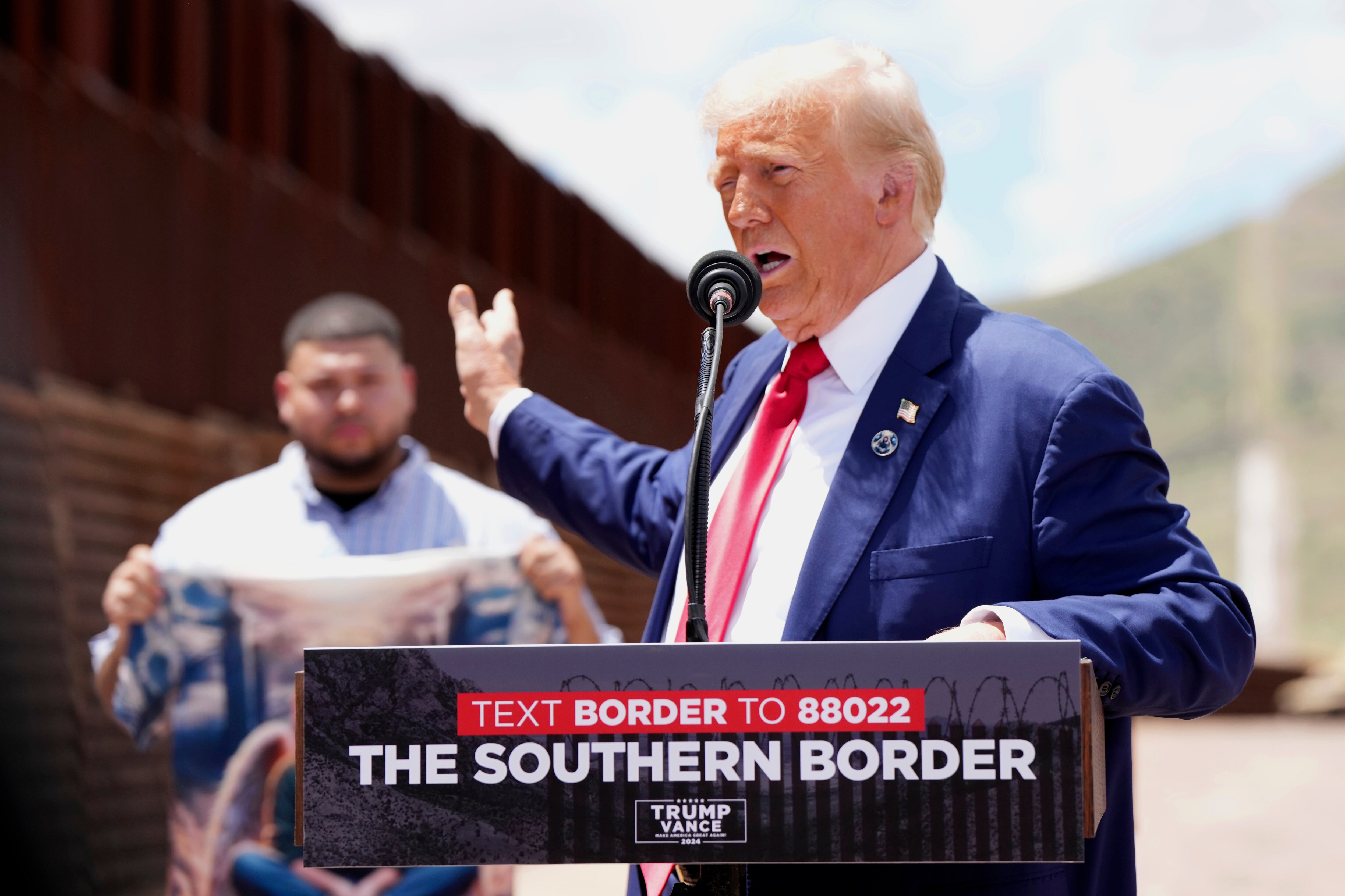 El expresidente Donald Trump, candidato presidencial republicano, habla a lo largo de la frontera sur con México, el jueves 22 de agosto de 2024, en Sierra Vista, Arizona (Foto AP/Rick Scuteri).