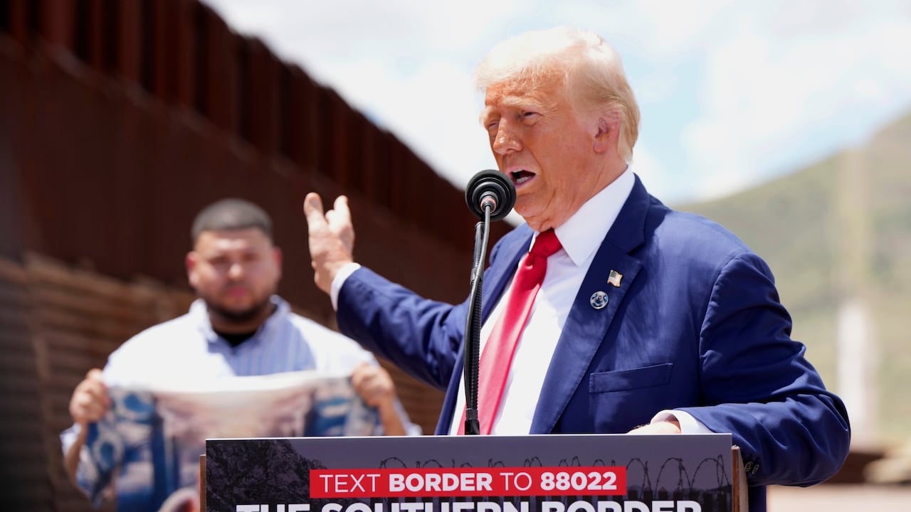 El expresidente Donald Trump, candidato presidencial republicano, habla a lo largo de la frontera sur con México, el jueves 22 de agosto de 2024, en Sierra Vista, Arizona (Foto AP/Rick Scuteri).