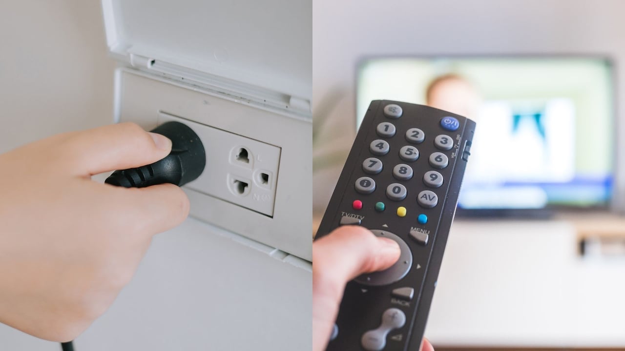 Persona desconectando el televisor después de apagarlo.