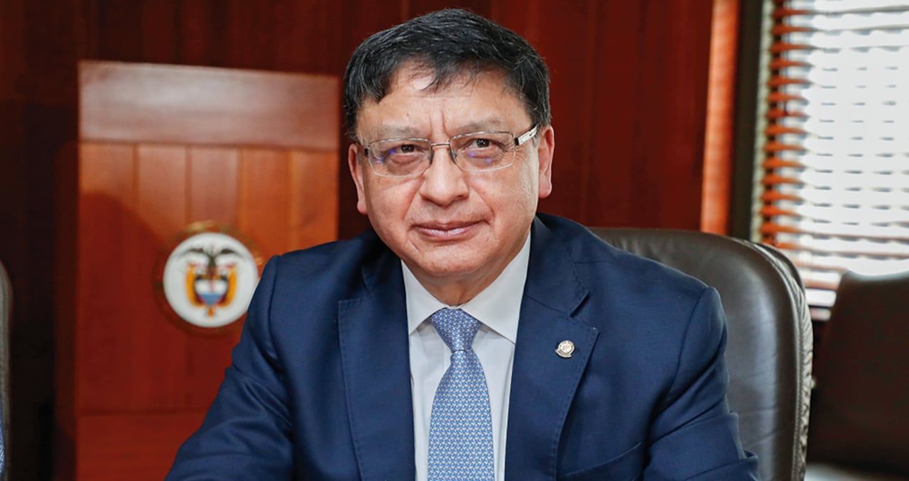 El magistrado Jorge Enrique Ibáñez, vicepresidente de la Corte Constitucional, ha visitado cárceles en todo el país documentando la crisis.