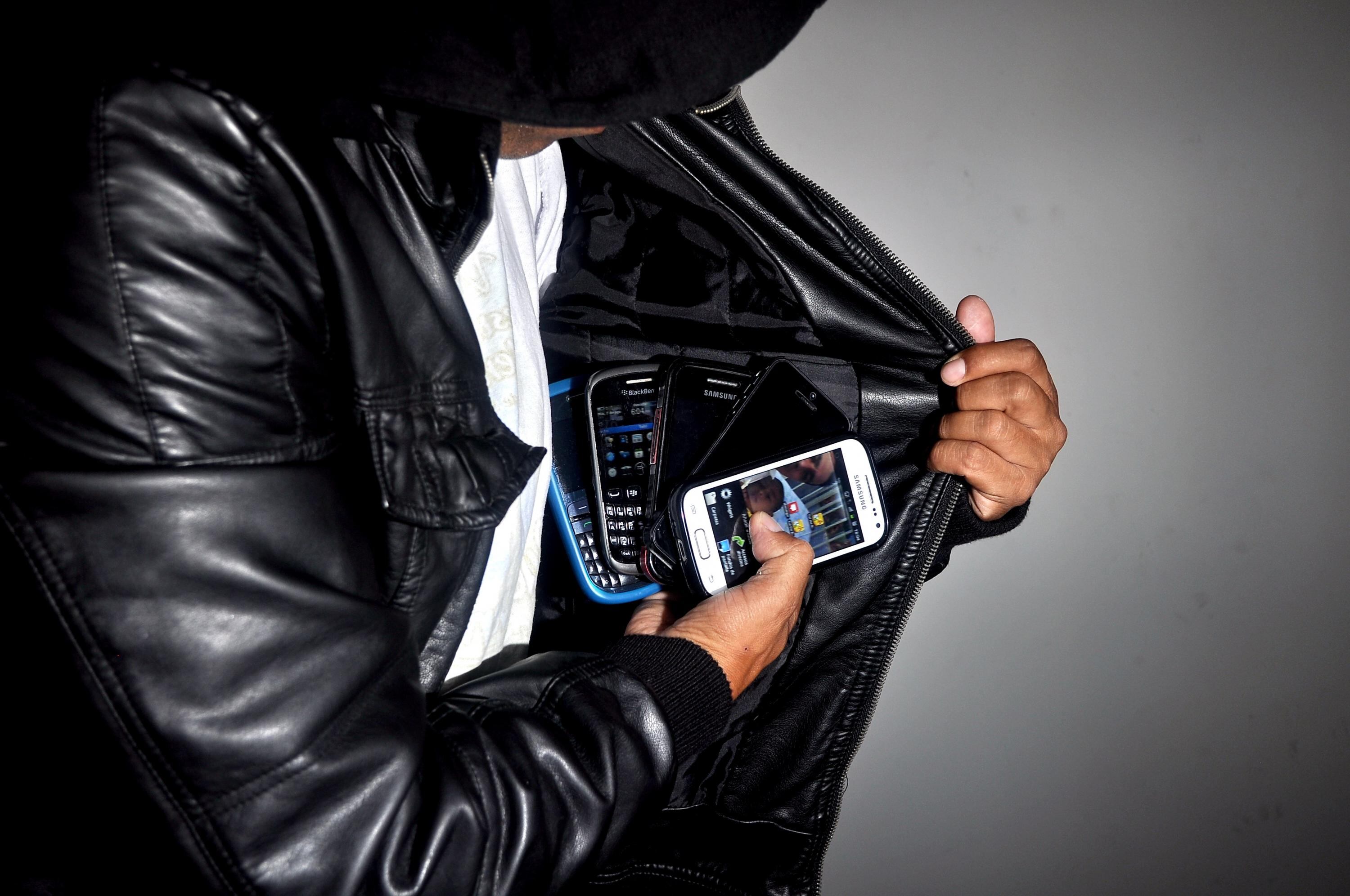 Un celular que fue robado y bloqueado, ya no vuelve a servir para recibir ni hacer llamadas telefónicas ni para consumo de datos en redes móviles. Solo serviría para tomar fotos y guardarlo en un cajón.