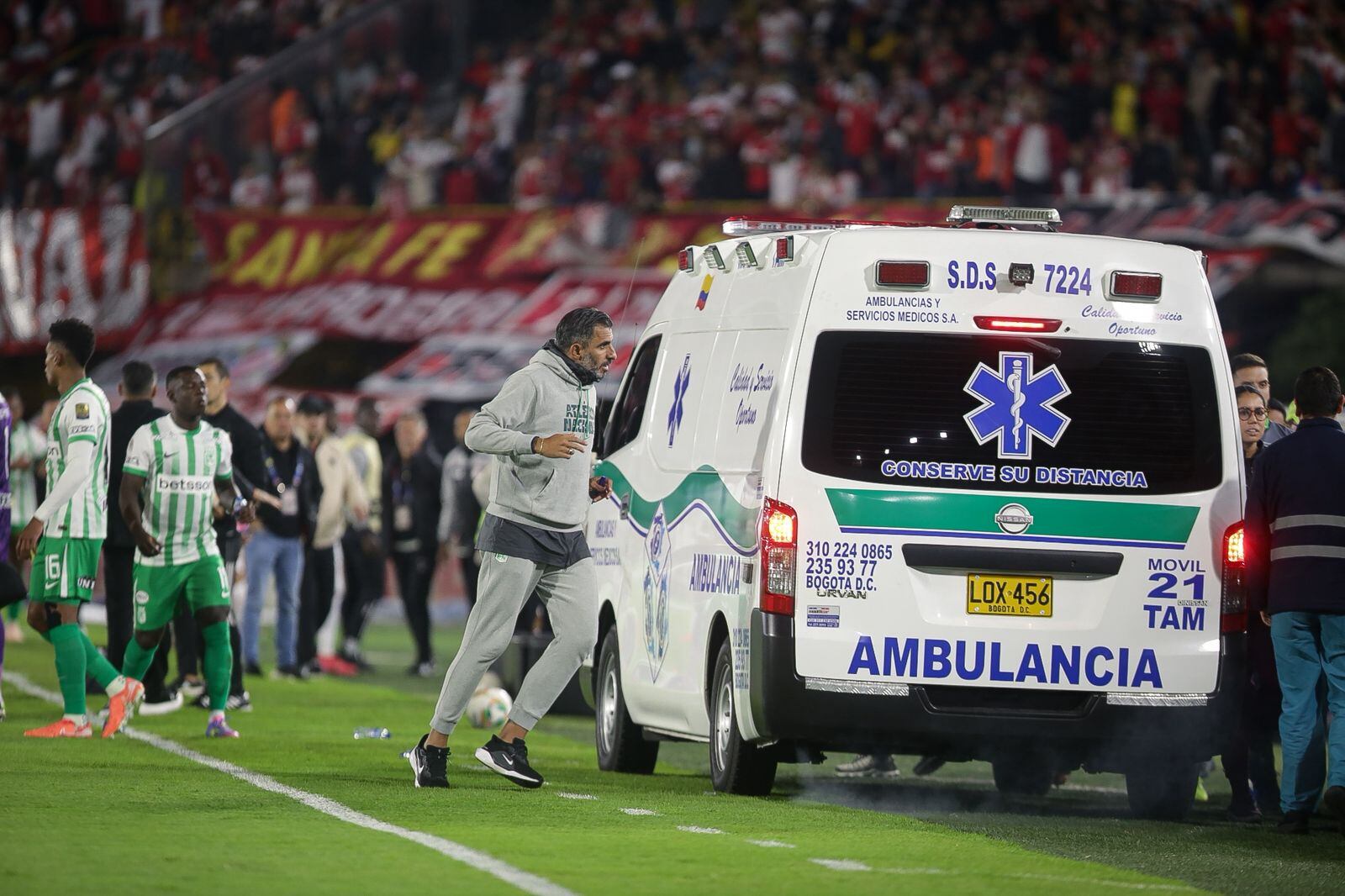 Momento en el que la ambulancia entre al campo de juego del estadio El Campín tras el desmayo de Andrés Felipe Román.