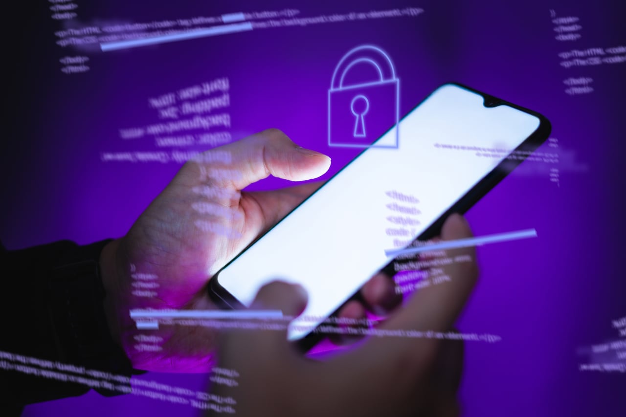 Algunas señales evidencian la presencia de software malicioso. Una revisión rápida permite saber si el celular está comprometido.