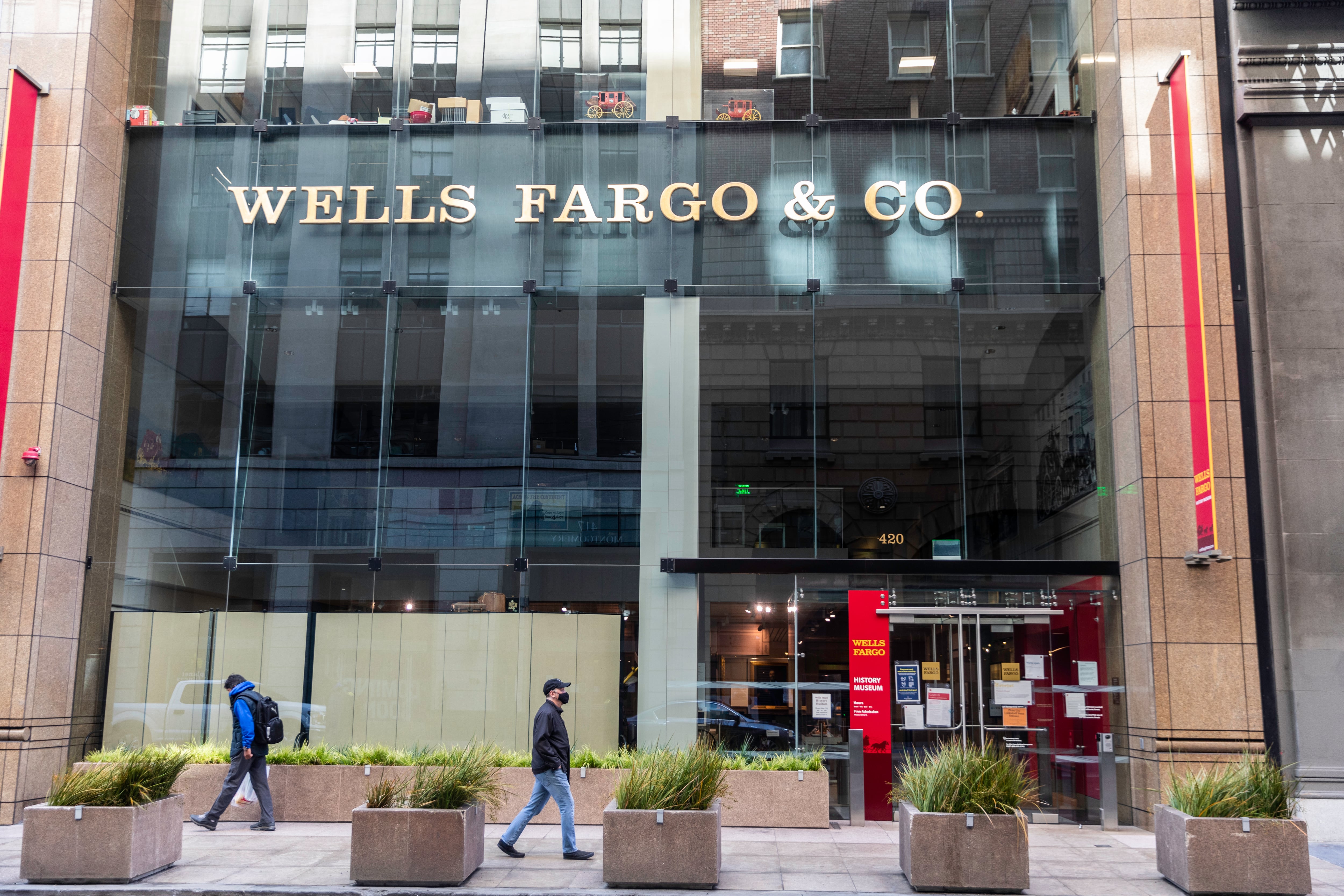 El banco estadounidense Wells Fargo congelará las cuentas de todos estos clientes desde ahora