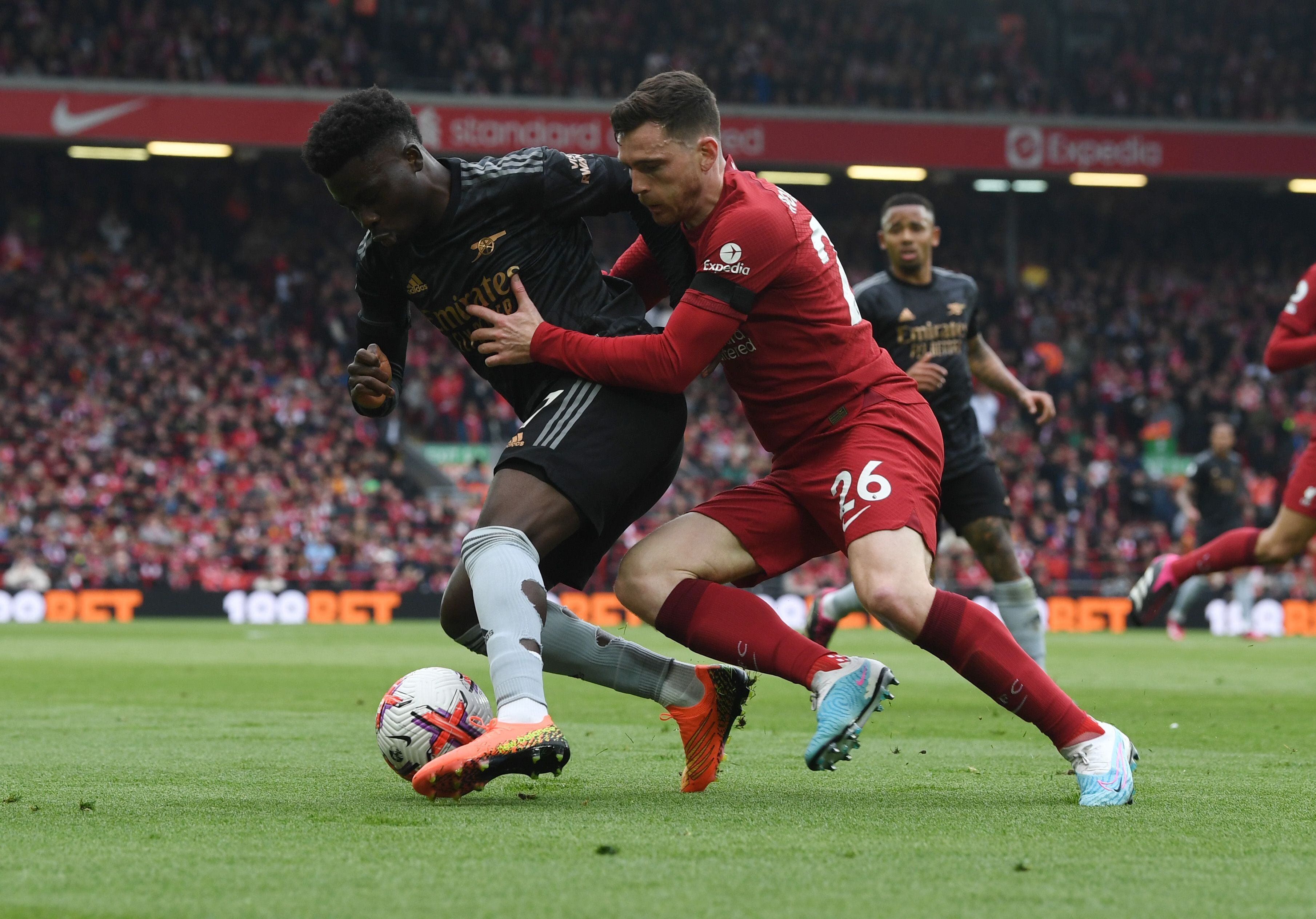 Robertson peleando un balón con Saka.