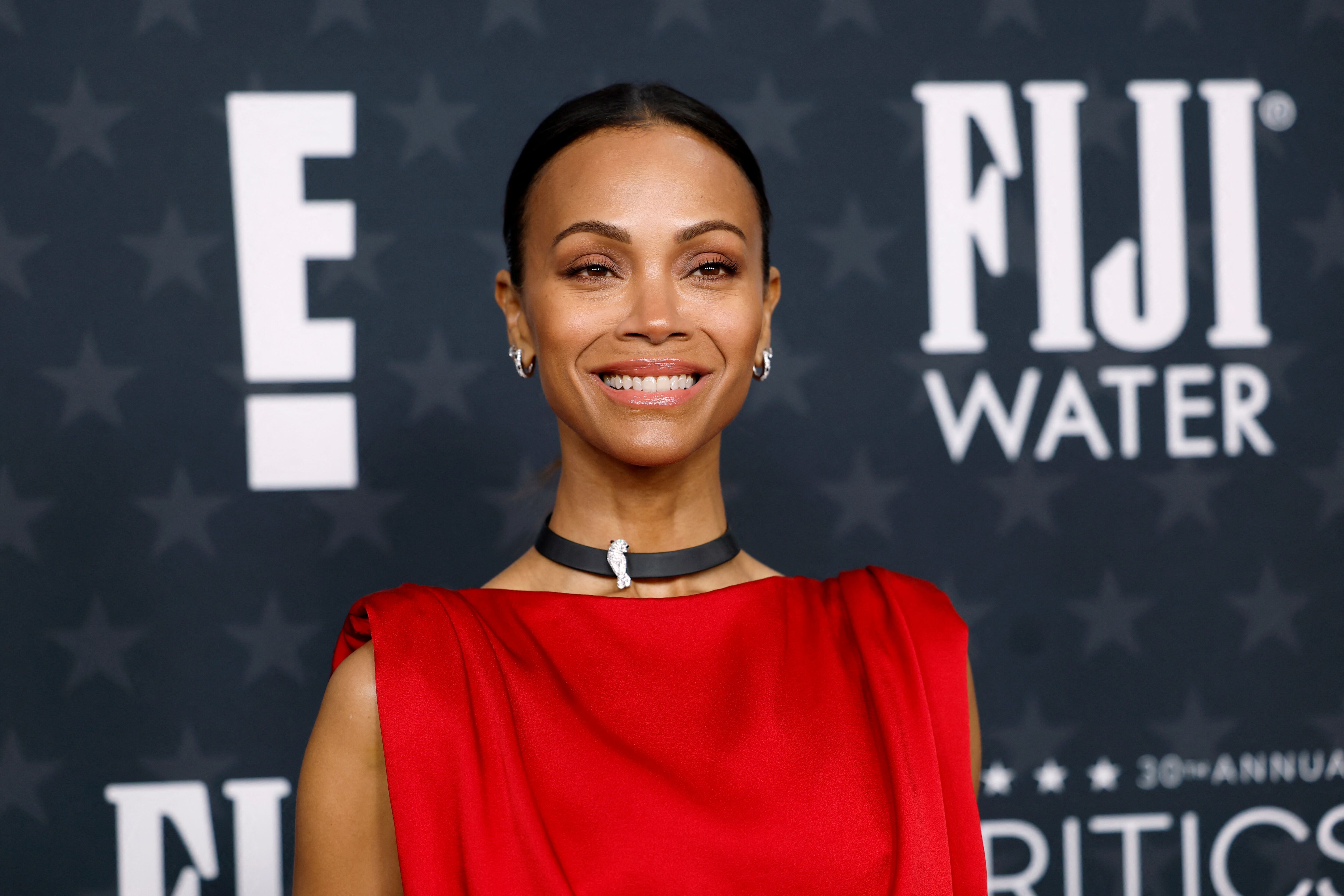 Zoe Saldana asiste a la 30ª entrega anual de los Premios Critics Choice en Barker Hangar el 07 de febrero de 2025 en Santa Monica, California.