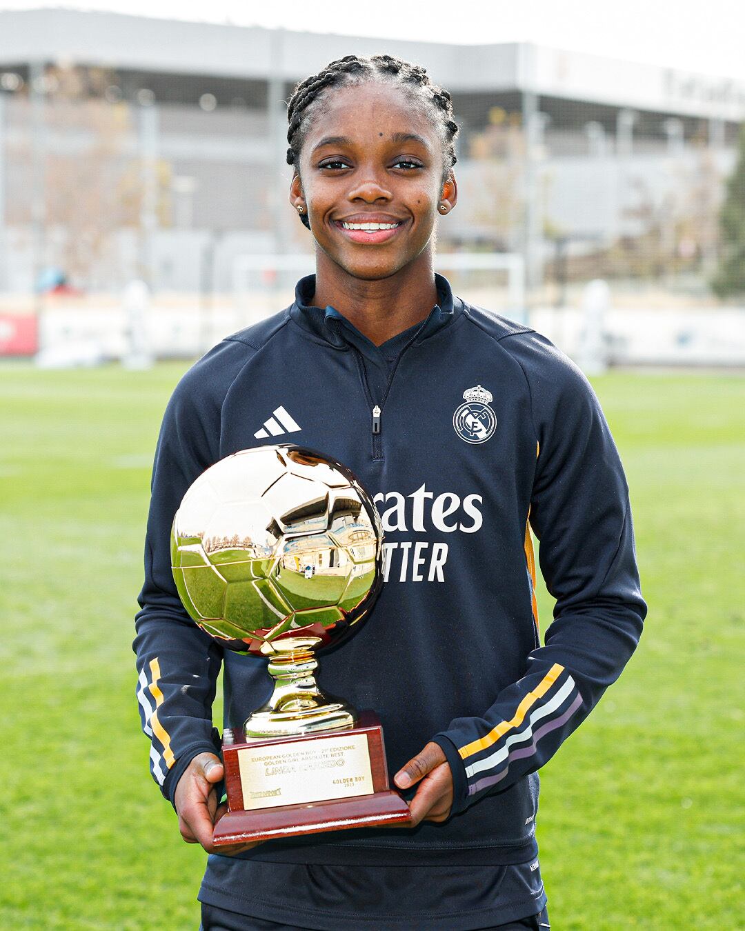 Linda Caicedo con el premio Golden Girl 2023 en sus manos.