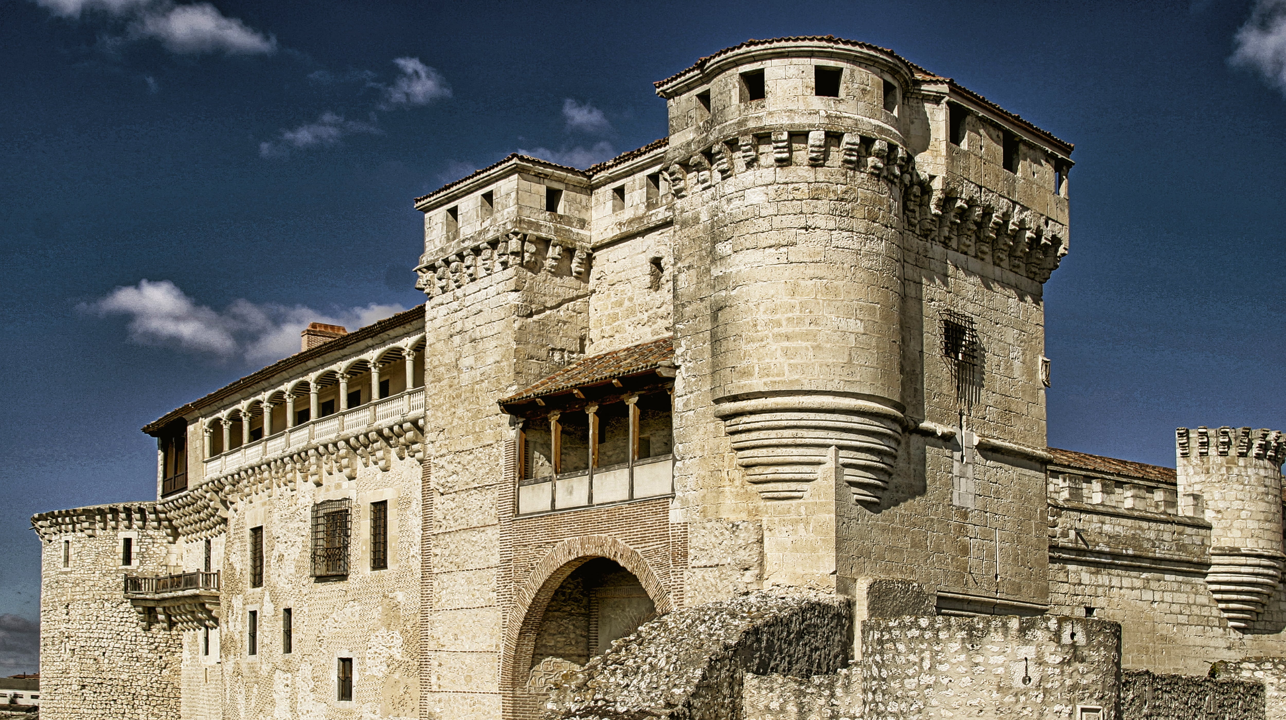 Así es Cuéllar, el pueblo medieval que sorprende en Segovia con sus iglesias, que también son muralla