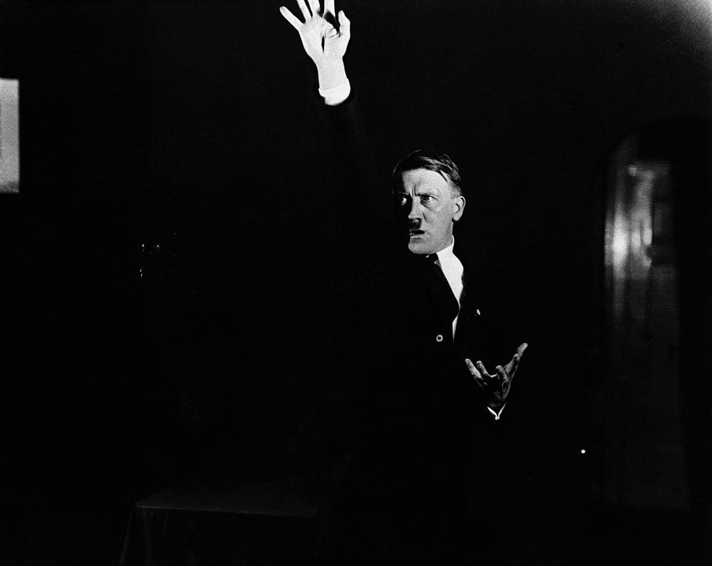Hitler practica sus discursos frente a un fotógrafo para poder estudiar su impacto dramático