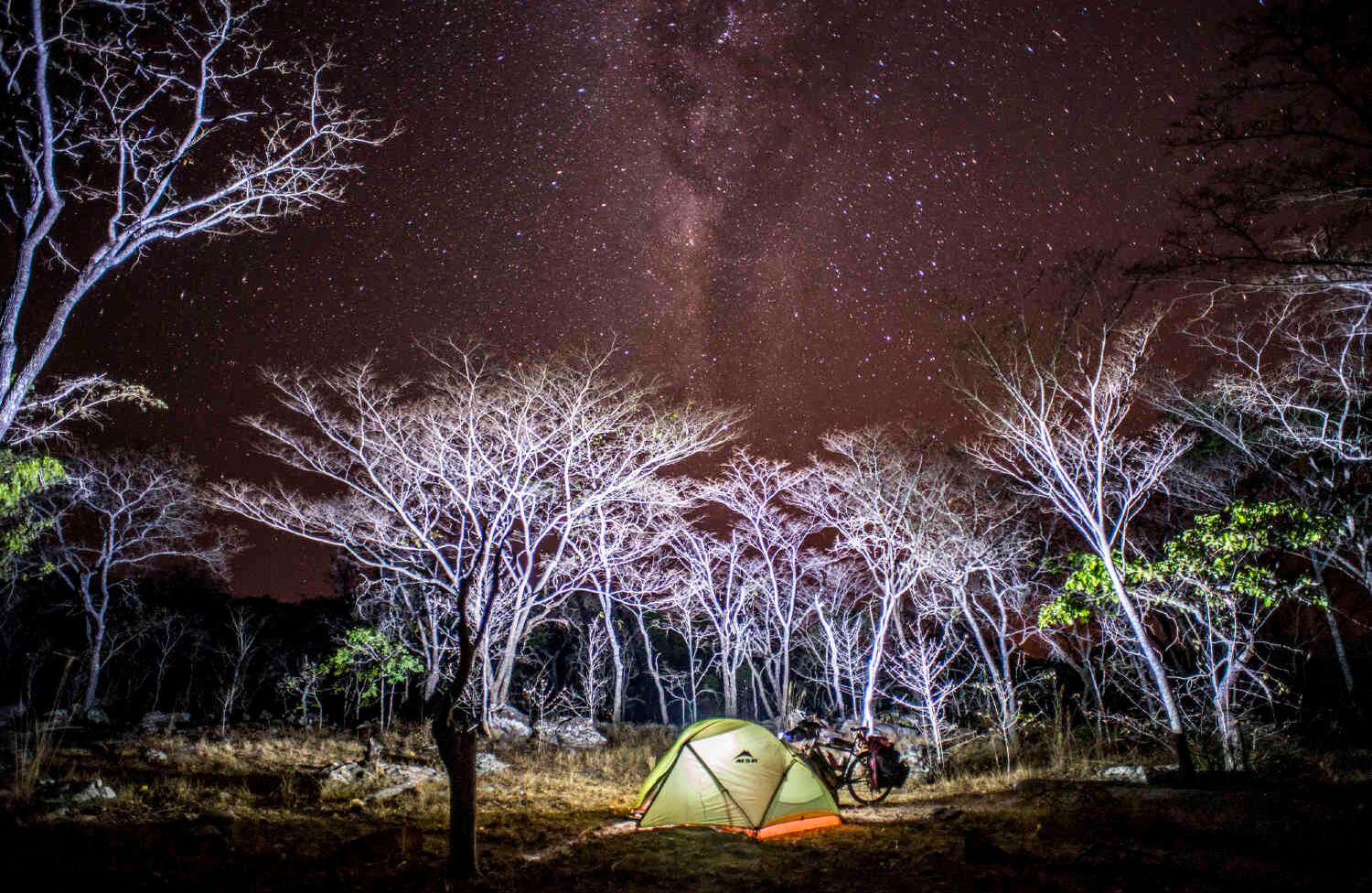 “Una de las cosas que más me gusta de acampar no es acampar en sí, sino buscar los mejores lugares donde colocar la carpa”. Esta foto fue en Tanzania. FOTO: cortesía @bicicleting