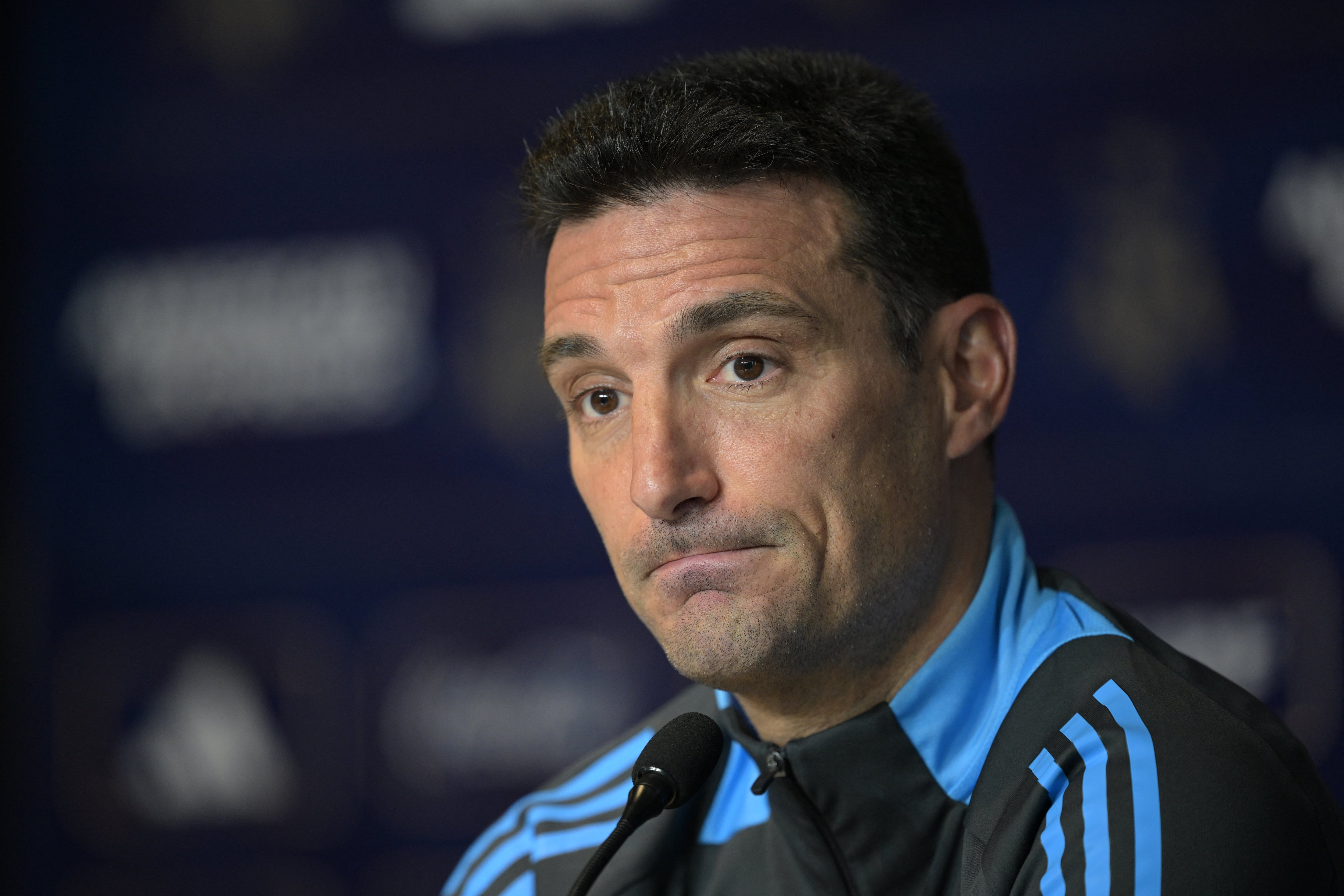 Scaloni en rueda de prensa.