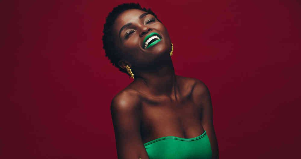 "Casi ninguna mujer cumple con los estándares de belleza que va imponiendo la cultura; estas creaciones son como nubes que no atrapamos".