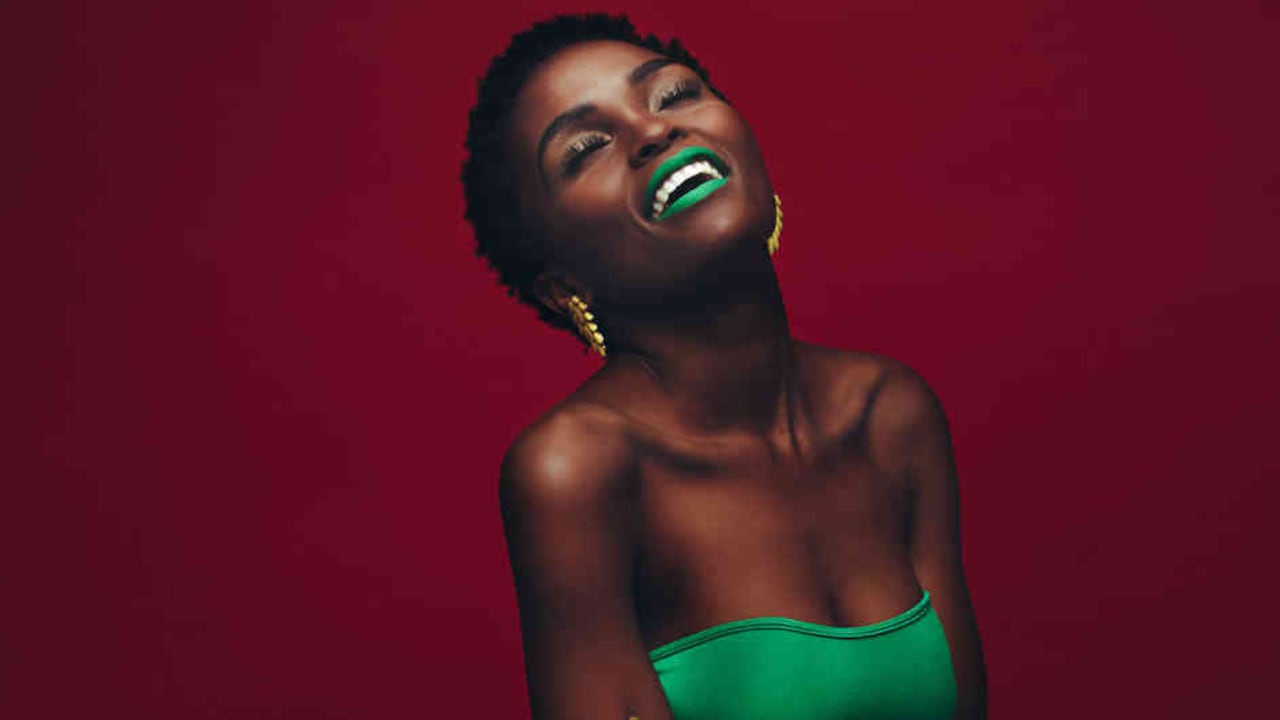 "Casi ninguna mujer cumple con los estándares de belleza que va imponiendo la cultura; estas creaciones son como nubes que no atrapamos".