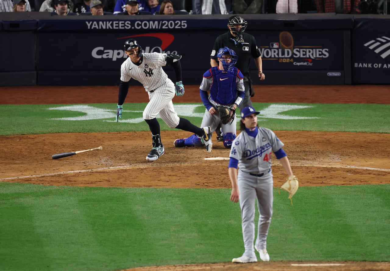 Aaron Judge # 99 de los Yankees de Nueva York lanza un sencillo durante la octava entrada del cuarto juego de la Serie Mundial 2024 contra los Dodgers de Los Ángeles en el Yankee Stadium el 29 de octubre de 2024 en el distrito del Bronx de la ciudad de Nueva York.