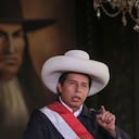 Foto difundida por la oficina de prensa de la Presidencia peruana del presidente Pedro Castillo, anunciando en un comunicado televisado su decisión de "reorganizar" su gabinete ministerial, lo que implica la salida del repudiado nuevo primer ministro, Héctor Valer Pinto, a quien juró en hace apenas tres días, en Lima el 4 de febrero de 2022. (Photo by ALDAIR MEJIA / Peruvian Presidency / AFP) / RESTRICTED TO EDITORIAL USE - MANDATORY CREDIT "AFP PHOTO / PERUVIAN PRESIDENCY / Aldai MEJIA " - NO MARKETING - NO ADVERTISING CAMPAIGNS - DISTRIBUTED AS A SERVICE TO CLIENTS