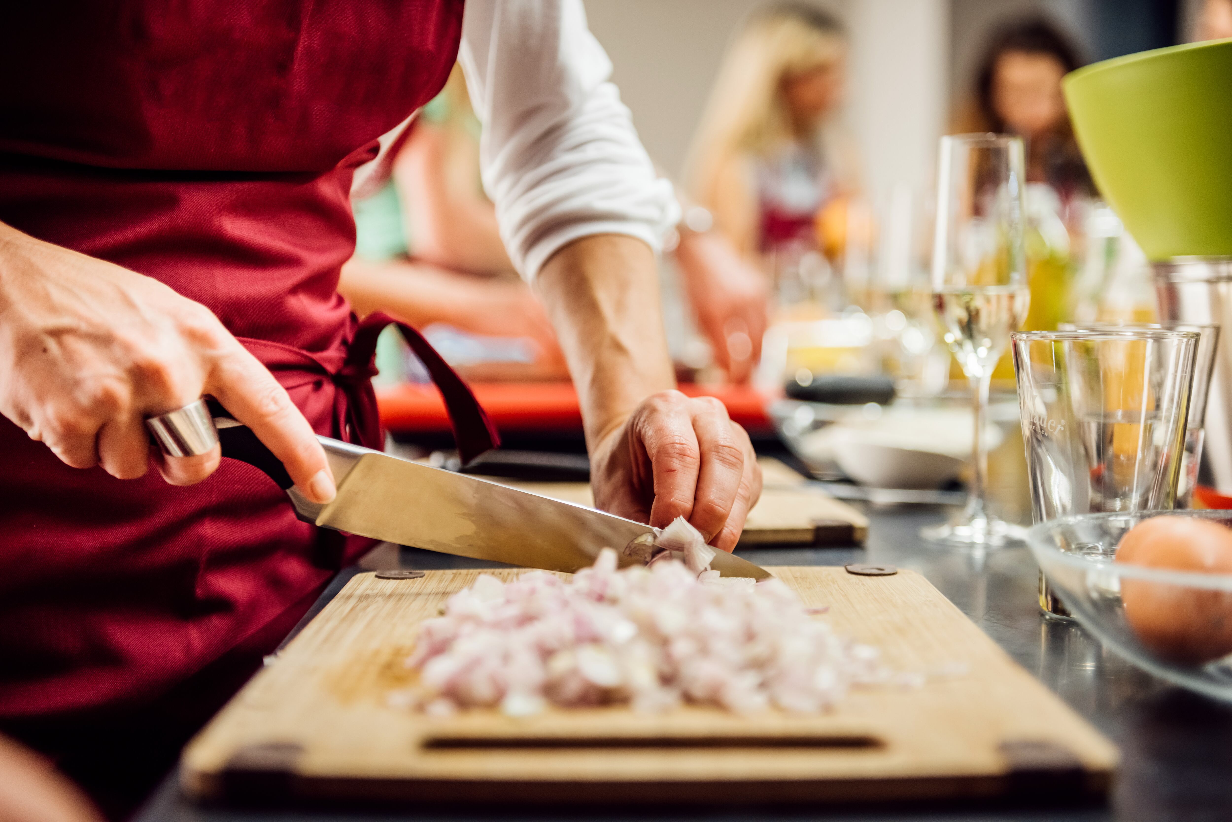 El ajo tiene propiedades antibióticas que ayudan a prevenir diferentes enfermedades.