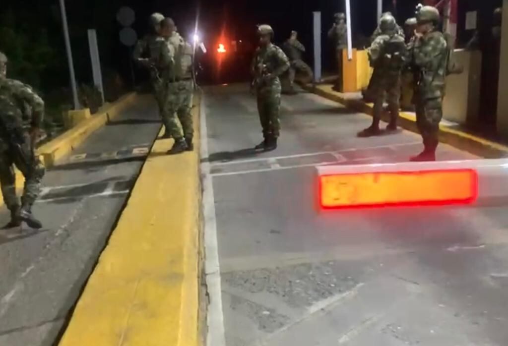 Uniformados del Ejército en el sitio fueron atacados